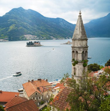 Karadağ 'ın tarihi Perast kentinin manzarası. Boka Kotorska