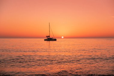 Budva 'daki Sveti Stefan' ın tarihi plajında gün batımı