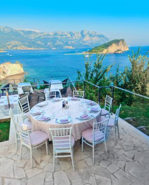 Budva 'daki Aziz Niklas adasındaki bir kafeden görüntü