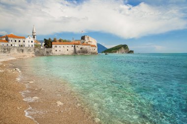 Karadağ 'ın tarihi Budva kentindeki plaj, kalenin manzarası
