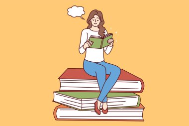 Kocaman kitap yığınının üzerinde oturmuş kitap okuyan gülümseyen genç bir kadın. Mutlu kız edebiyatı görselleştirmekten ya da hayal etmekten hoşlanır. Eğitim ve hobi. Vektör illüstrasyonu. 