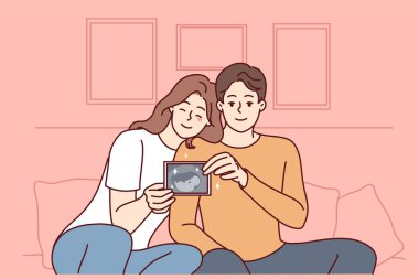 Gülümseyen genç çift koltukta oturup hamilelik konusunda heyecanlı bir embriyo görüntüsü sergiliyor. Mutlu aile, bebek ultrasonu görüntüsünü gösterir. Gelecekteki ebeveynlik. Vektör illüstrasyonu. 