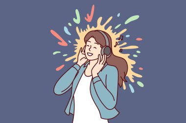 Olumlu kadın meloman kulaklıkla müzik dinliyor favori pop ya da rock müziğinin tadını çıkarıyor. Neşeli kız, müzik listesindeki şarkıları dinledikten sonra kulaklıkları kulaklarına bastırıyor ve gülümsüyor. Düz vektör resmi