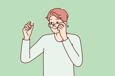 Pozitif adam altın sikkeyi ya da mücevheri inceler ve nadir bulunan bir sergiyi görmek için gözlerinden bardak indirir. Adam nümismatiğe ve değerli metallerden para toplamaya bayılıyor. Düz vektör tasarımı 