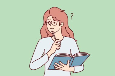 Açık ders kitabı olan düşünceli bir kadın sorulara doğru cevabı hatırlayarak kalemi çenesine sokuyor. Şaşkın kız öğrenci tişörtü sınavlara hazırlanmak için kitapla duruyor. Düz vektör illüstrasyonu