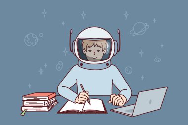 Uzay giysili çocuk, dizüstü bilgisayar ve ders kitaplarıyla masaya oturur ve ders kitabına not alır. Çocuk astronot uzayı fethetme ve evrendeki gezegenleri keşfetme hikayelerini okuyor. Düz vektör illüstrasyonu
