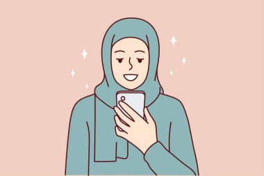 Müslüman kadın cep telefonuyla mesajlaşmak ya da İslam sitelerini ziyaret etmek için gülümsüyor. Akıllı telefondan e-posta aldıktan sonra saçı Niqab ya da paranja ile kaplı kız seviniyor. Düz vektör tasarımı 
