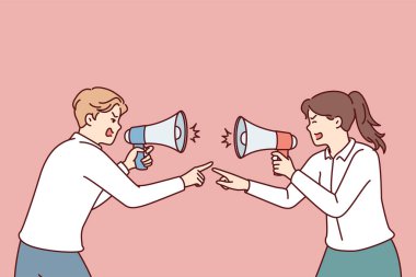 Megafonlu agresif erkek ve kadınlar birbirleriyle tartışıyor ve birbirlerini işaret ediyorlar. Kadın ve erkek ofis çalışanları şirket kayıplarında suçluyu bulmak için çığlık atıyorlar.