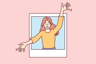 Sevinçli kadın kolları ayrık sana sarılmak ve iyi bir ruh hali vermek için fotoğraftan dışarı bakar. Sıradan giyinmiş çekici kız buluşmaya bayılıyor ya da veda etmek istiyor.