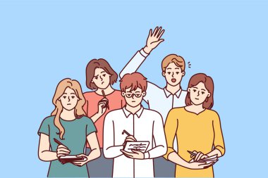 Günlük giysiler içindeki bir grup iş adamı motivasyon eğitimini dikkatle dinliyor. Erkek ve kadın takımları ortak iş eğitimi sırasında havalı konuşmacılarla not defterlerine notlar yazarlar. 