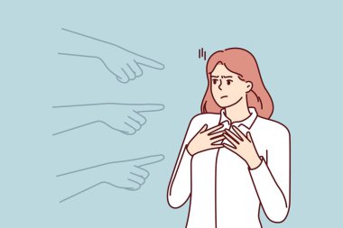 Konsept suçlamak için kafası karışmış kızı işaret eden eller ve hata yapan birini kınamak. Mutsuz kız, nefret ve ayrımcılıktan kaynaklanan meslektaşlarının ya da arkadaşlarının mantıksız suçlamalarından muzdarip.