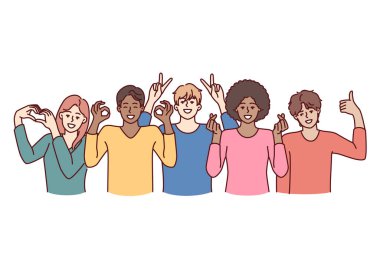Farklı cinsiyetlerden, yaşlardan ve milliyetlerden oluşan bir ekip grup fotoğrafı için birlikte poz veriyor. Aynı takımda çalışan ya da çalışan çok ırklı insanlar gülümseyip dostça jestler yapıyorlar.