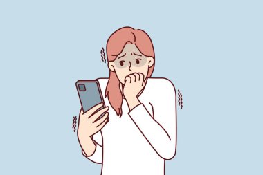 Finansal krizin yaklaştığı haberini okuduktan sonra korkudan tırnaklarını yiyen ürkek bir kadın. Telefonu olan kız tehdit mesajlarından korkuyor ya da sosyal ağlarda olacak. 