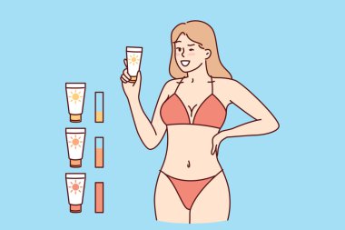 Plaj bronzlaştırıcı bikinili kadın güneş yanığı önleyici krem gösteriyor. Kız, solaryumu ziyaret ederken üniforma tonu görünümünü destekleyen yüksek kaliteli bronzlaştırıcı krem satın almayı öneriyor 