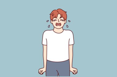 Ağlayan genç çocuk, okulda kötü notlarla ilişkili ebeveynlerden azar işittikten sonra gergin bir şekilde yumruklarını sıkıyor. Psikolojik bozukluk ya da oyuncaksız çocuk ağlaması