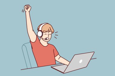 Bilgisayarla masada oturup bilgisayar oyunu oynayan ve sanal rakipleri yenen genç bir çocuk. Kulaklıklı öğrenci, internet oyunundaki bozuk plaktan dolayı zafer jesti yapıyor. 