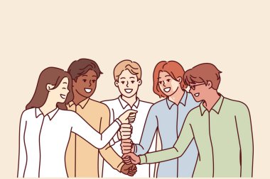 Merkezdeki yumruklarla başarıyı kutlayan ve birlikte çalışmaktan keyif alan çeşitli iş ekipleri. Pozitif insanlar en iyi sonuçları elde etmek ve KPI 'lerle tanışmak için birlikte çalışıyorlar 