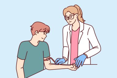 Kadın doktor hastayı kan testine hazırlıyor. Hastalık ya da DNA testi için. Kol nakline ihtiyacı olanlara yardım etmek isteyen bir adam klinikte oturmaktan plazma bağışlıyor.