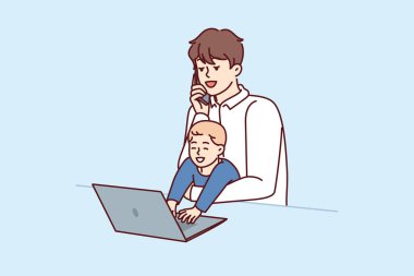 Kucağında bebekle serbest çalışan genç bir baba dizüstü bilgisayarla çalışıyor ve karantina kısıtlamaları sırasında telefon görüşmesi yapıyor. Babası uzaktan kumandalı çalışıyor ve aynı zamanda çocuk yetiştiriyor. 
