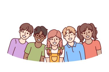 Orta okuldaki çeşitli çocuklar arkadaşlarıyla iletişim kurma fırsatı buldukları için sevinçle gülümsüyorlar. Farklı ırktan ve milletten çocuklar iletişimden zevk alarak gülüyorlar.