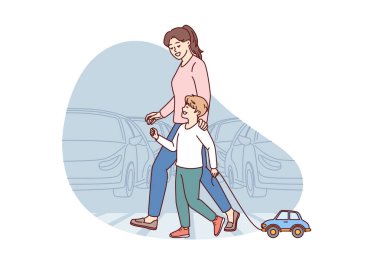 Mutlu anne ve çocuk yaz şehrinde yaya geçidinde yürüyor. Oyuncak arabalı küçük çocuk dadısıyla yürür ve kavşağı doğru şekilde nasıl geçeceğini öğretir. 