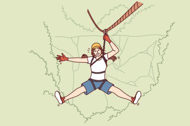 Kadın turist, Forest Cliff 'in üzerinde asılı duruyor ve pitoresk bir yerde aşırı tatilin tadını çıkarıyor. Turist kız dağdan iple iniyor. Maceralardan adrenalin alıyor. Seyahat ederken. 