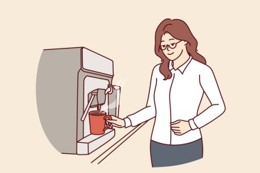 İş kadını, öğle arası espresso makinesinden fincana kahve dolduruyor. Resmi giysili genç kız kahve molası verip enerji topluyor ve teslim tarihlerine yetişmek için fazla mesai yapıyor.. 