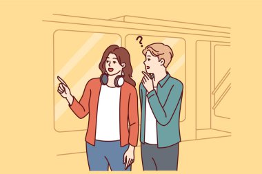 Erkek ve kadın metro ya da tamway vagonunun yanında duruyorlar, en kısa yolu seçiyorlar ve nereye gideceğimizi tartışıyorlar. Kulaklıklı bir kız, yolunu kaybetmiş turistlere yardım ediyor. 