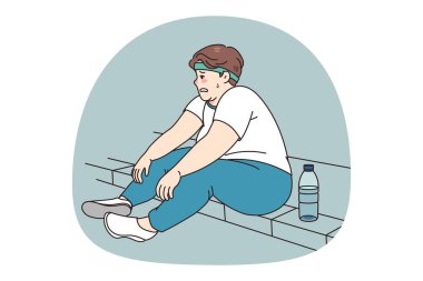 Yorgun şişman adam dışarıda egzersiz yaptıktan sonra kaldırımda oturur ve kendini yorgun hisseder. Mutsuz obez erkek, parkta idman yapmakta zorlanıyor. Diyet ve spor, kilo kaybı. Vektör illüstrasyonu.