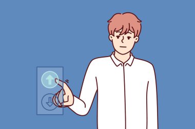 Adam asansörde ilerlemek ve kariyer ilerlemek için büyük çaba sarf ederken düğmeye basıyor. Hırslı adam yeni bir pozisyon ya da artan bir gelir elde ederek yükselmek istiyor..