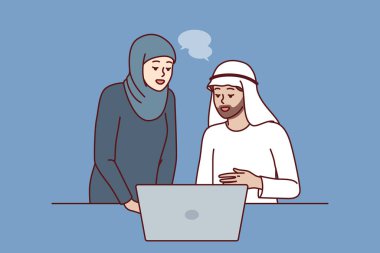 Arap kıyafetleri içinde ofis çalışanları laptoptan iş sunumunu tartışıyorlar. Arap erkek ve kadın Dubai 'de ya da Emirlik' te birlikte çalışır ve internet üzerinden iş görüşmeleri yaparlar..