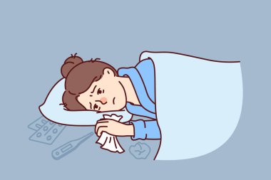 Grip hastası kadın battaniyenin altında elinde mendille yatıyor ve ateşi tedavi etmek için ilaçlar kullanıyor. Hasta kızın viral enfeksiyon salgını nedeniyle tıbbi bakıma ihtiyacı var.