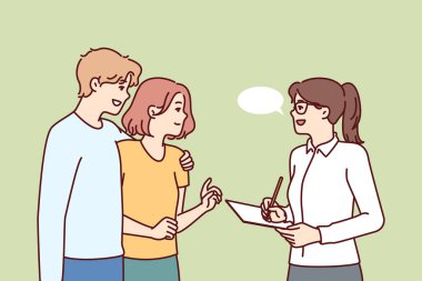 Çiftler sosyal araştırmayı mülakat sorularını yanıtlayarak ve sunulan hizmetlerin kalitesini değerlendirerek alırlar. Kadın, yoldan geçenlerle görüşerek ve not defterine veri yazarak sosyal araştırma yapıyor..