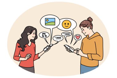 Sosyal medyada cep telefonlarıyla iletişim kuran gülümseyen kız arkadaşlar. Mutlu kızlar internette akıllı telefonlarda mesajlaşır, cihazlarda mesajlaşırlar. İletişim. Vektör illüstrasyonu.
