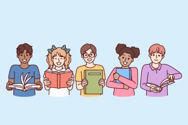 Kitapları olan küçük çocuklar gülümser ve mutlu çocukluk kavramları için ekrana bakarlar. Çocuklar, oğlanlar ve kızlar, ilkokul öğrencileri öğretmen tarafından okul dışı eğitim için verilen ders kitaplarını okuyor.