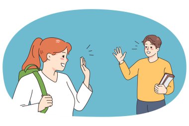 Gülümseyen çeşitli meslektaşlar ofiste el ele el sallayarak el sallıyorlar. Mutlu erkek ve kadın çalışanlar ya da iş arkadaşları selamlıyor ya da merhaba diyor. Arkadaşlık ve iletişim. Vektör illüstrasyonu.