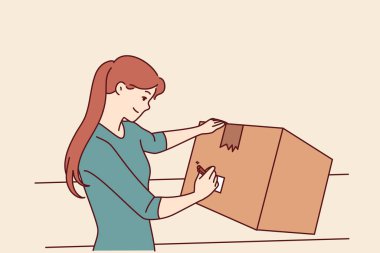 Posta servisi ya da kurye şirketi aracılığıyla mal göndermeden önce elinde karton kutu ile paket imzalayan bir kadın. Taşınırken ya da daireyi yenilerken büyük kutuları olan genç bir kız.