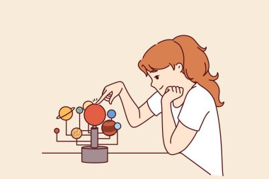 Küçük kız güneş sistemini ve uzaydaki gezegenlerin yerlerini araştırıyor. Astronom olmak istiyor. Çocuklara astronomi ve bilim uzay keşifleri öğretmek için görsel yardım alan liseli kız.