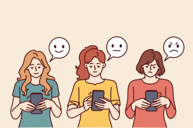 İnternet geribildirim konsepti için farklı yüz ifadeleri olan emojinin yanında telefonu olan kadınlar. Akıllı telefonlu kızlar mobil uygulama veya şirket web sitesine olumlu veya olumsuz geri bildirim bırakırlar