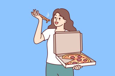 Kadın pizza yiyor ve elinde İtalyan restoranından eve servis edilen aperatiflerle dolu bir kutu var. Büyük pizzalı bir kız kafede yemek ısmarladı ve bir dilim acı biberli ve peynirli turta yedi.