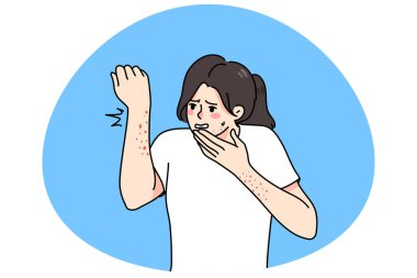 Kafası karışmış genç bir kadın kırmızı noktalar ya da vücuttaki işaretler yüzünden hayal kırıklığına uğramış. Şok olmuş bir kızın ellerinde ve yüzünde kızarıklık ya da deri iltihabı var. Sağlık ve alerji sorunu kavramı. Vektör illüstrasyonu.