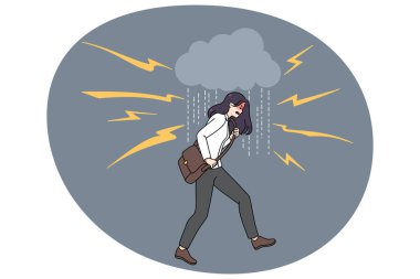 Etrafı yıldırımlarla çevrili mutsuz genç bir kadın öfke ve saldırganlık hissediyor. Kızgın kızgın kadın, negatif duygularla ve sinir bozukluğuyla mücadele ediyor. Psikolojik bir sorun. Vektör illüstrasyonu.