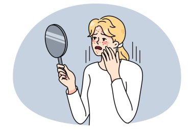 Üzgün kadın aynaya bakar ve akne sorunlarını düşünür. Sivilceler ve cilt sorunları yüzünden mutsuz kız stresi. Cilt sağlığı ve cilt bakımı. Vektör illüstrasyonu.