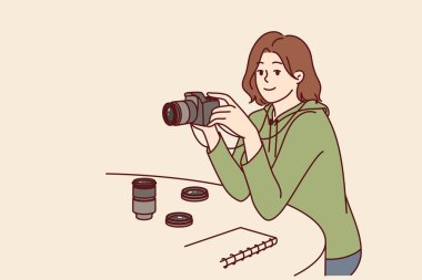 Kameralı kadın fotoğrafçı fotoğraf denemesi için objektifi seçer ya da bir başkasının portresini yapar. Kameralı bir kız gazete fotoğrafçısı olarak çalışıyor ve haber yayınları için fotoğraf çekiyor..