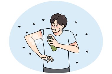 Endişeli genç adam yaz günü ısırık izlerinden dolayı vücut mücadelesine anti-sivrisinek spreyi sürüyor. Adam böcek kovucu kullanıyor. Sivrisinekleri uzak tutuyor. Düz vektör illüstrasyonu.