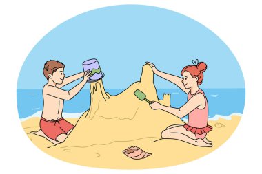 Mutlu çocuklar yaz tatillerinde kumdan kale inşa ediyorlar. Gülümseyen küçük çocuklar kumdan kaleyle oynar. Yaz tatilinin tadını deniz kenarında çıkarırlar. Deniz kenarı eğlence konsepti. Vektör illüstrasyonu.