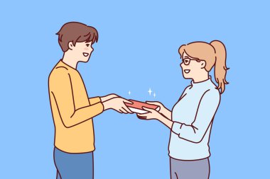 Erkek öğrenci okul aşkı ya da sınavlara ortak hazırlık konsepti için kitabı kıza veriyor. Sevilen okul çocuğu ve liseli kız, öğretmenin talimatları üzerine rapor hazırlamak için ellerinde kitap tutuyorlar.