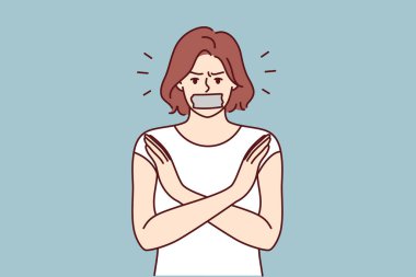 Ağzı bantlı kadın, kadın haklarının ihlali ya da ayrımcılığa son verilmesi için kollarını kavuşturuyor. Kız feminist ayrımcılığa karşı mücadele ve ifade özgürlüğünü kısıtlayan sansür