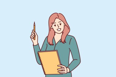 Kadının elinde teslim tarihlerinin başarıyla tamamlanması için tavsiye ettiği not defteri ve kalem var. Okulda gülümseyen kadın öğretmen çocuklara kaliteli eğitim veriyor ve sınavlara hazırlanıyor.