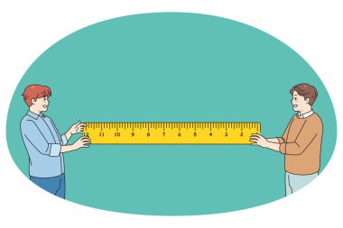 Elinde cetvel tutan gülümseyen adamlar projeyi birlikte onarmak için çalışıyorlar. Teypli erkek arkadaşlar ölçü alırlar. Mekanik ve mühendislik konsepti. Vektör illüstrasyonu.